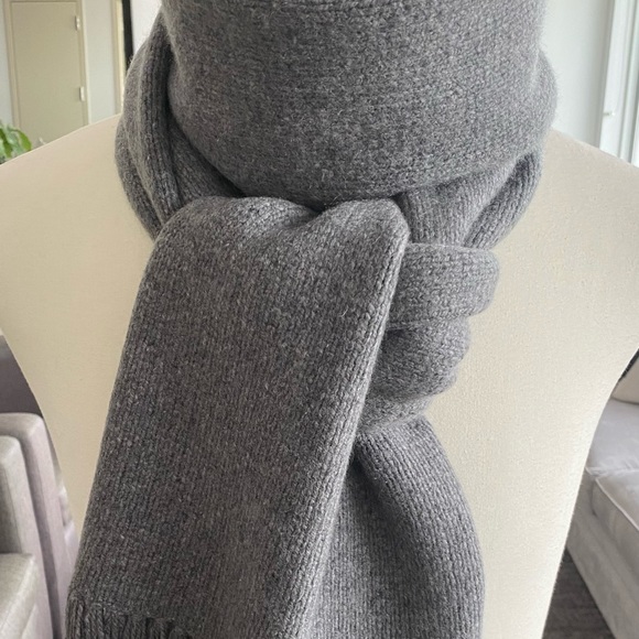 Authentic Burberry 100% Cashmere Scarf - Picture 4 of 8